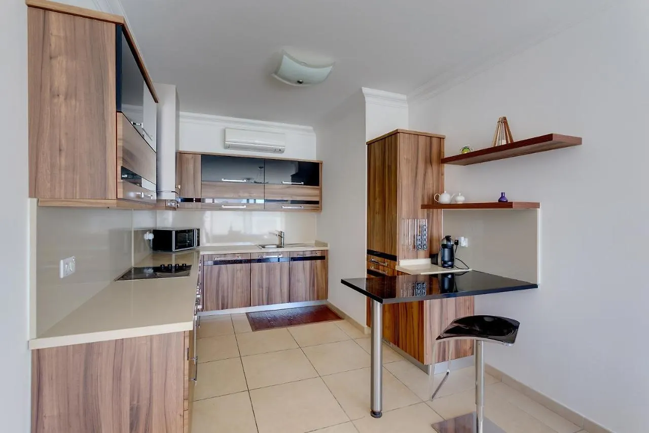 Apartment With Pool Sliema